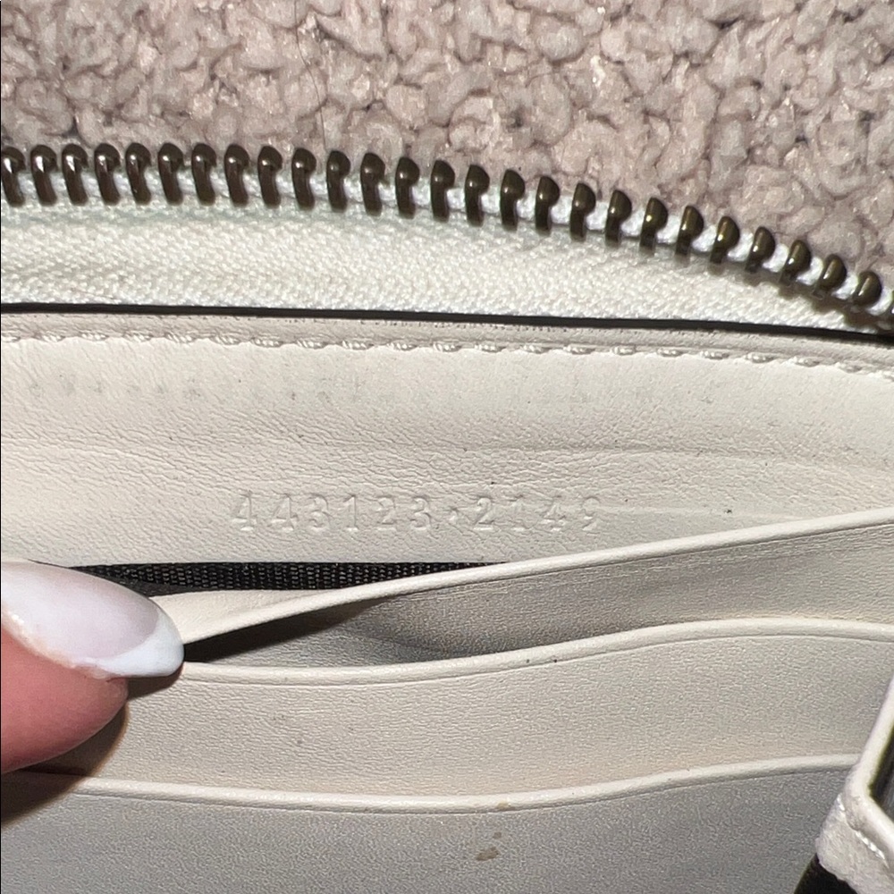 Gucci Ivory Quilted Wallet with Gold Logo - Picture 5 of 5